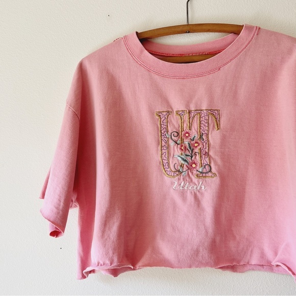 Vintage Tops - Vintage pink Utah embroidered cropped t-shirt‎ L/XL